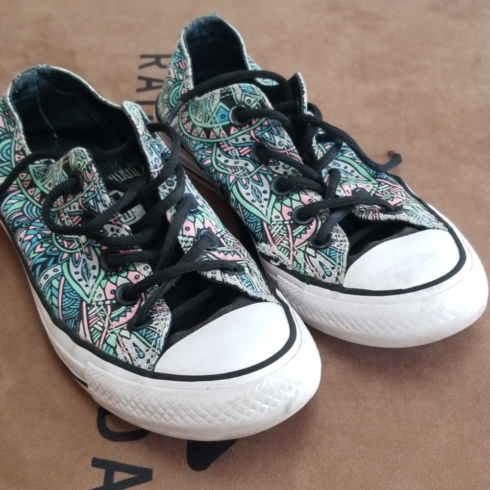 Women's Converse. I Have Two Sizes(Size 6 )And (Size 8) - Picture 1 of 5
